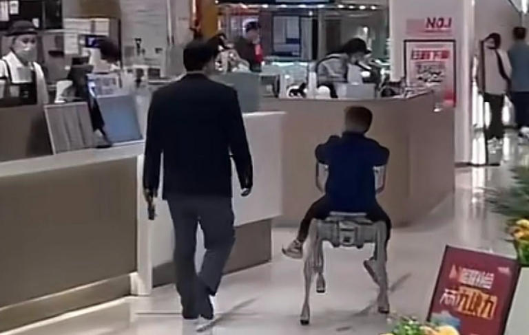 小孩坐机器狗逛商场,这款售价40万的工业机器狗亮了!