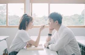 女生迈开腿让男朋友看的行为有何含义