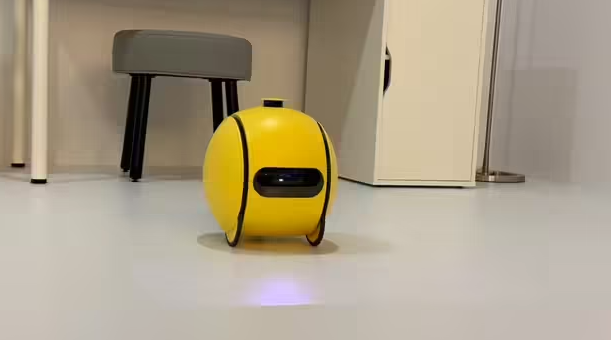 三星Ballie AI伴侣机器人即将发售!智能投影与语音交互,引领未来家庭生活