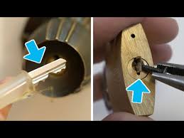 锁断一半在门里如何打开