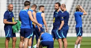 C罗训练后为何落单独自压腿